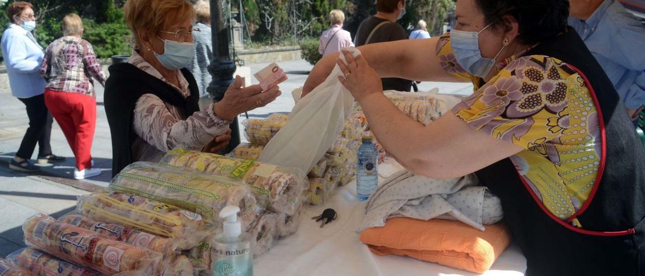 Los puestos de rosquillas en Vista Alegre anticipan la llegada de las fiestas.