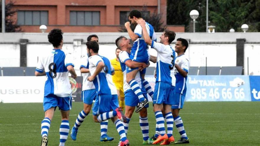 Dioni levanta en brazos a Álvaro Pozo entre sus compañeros tras marcar el tanto en el Hermanos Antuña.