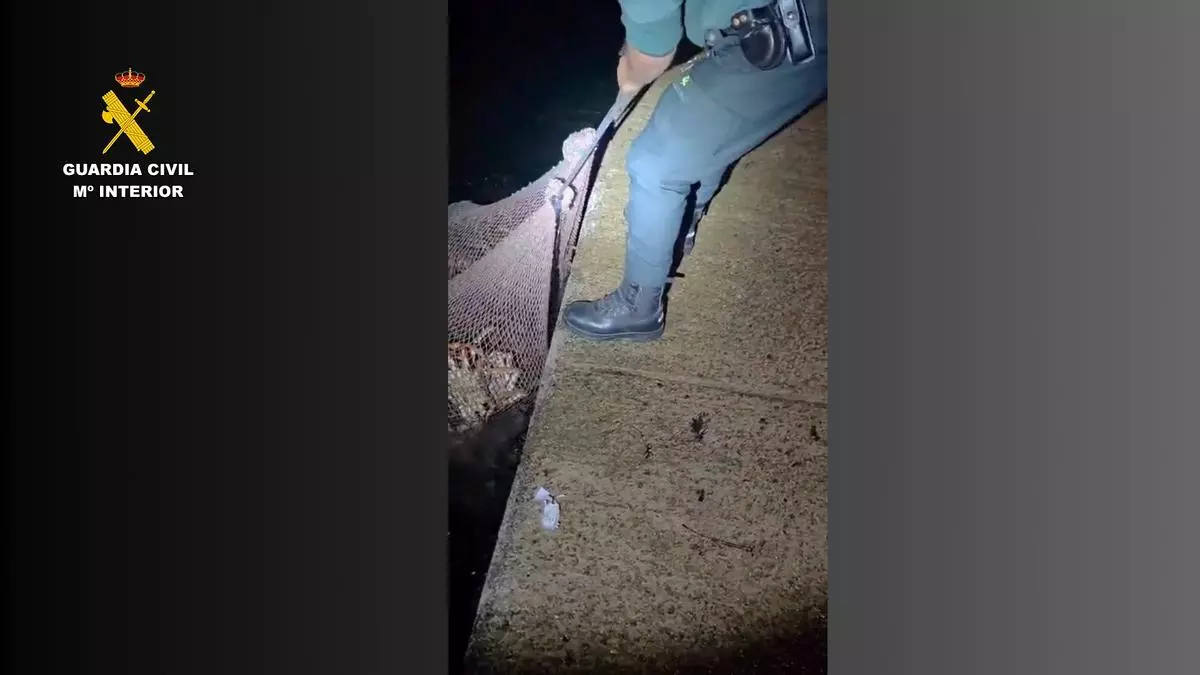 VÍDEO | Reaccionan con amenazas a los agentes tras pillarlos fondeando 75 kilos de centolla ilegal en Camariñas