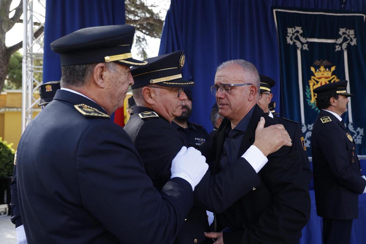El padre del agente Lima, ex policía, recibe el afecto de sus compañeros
