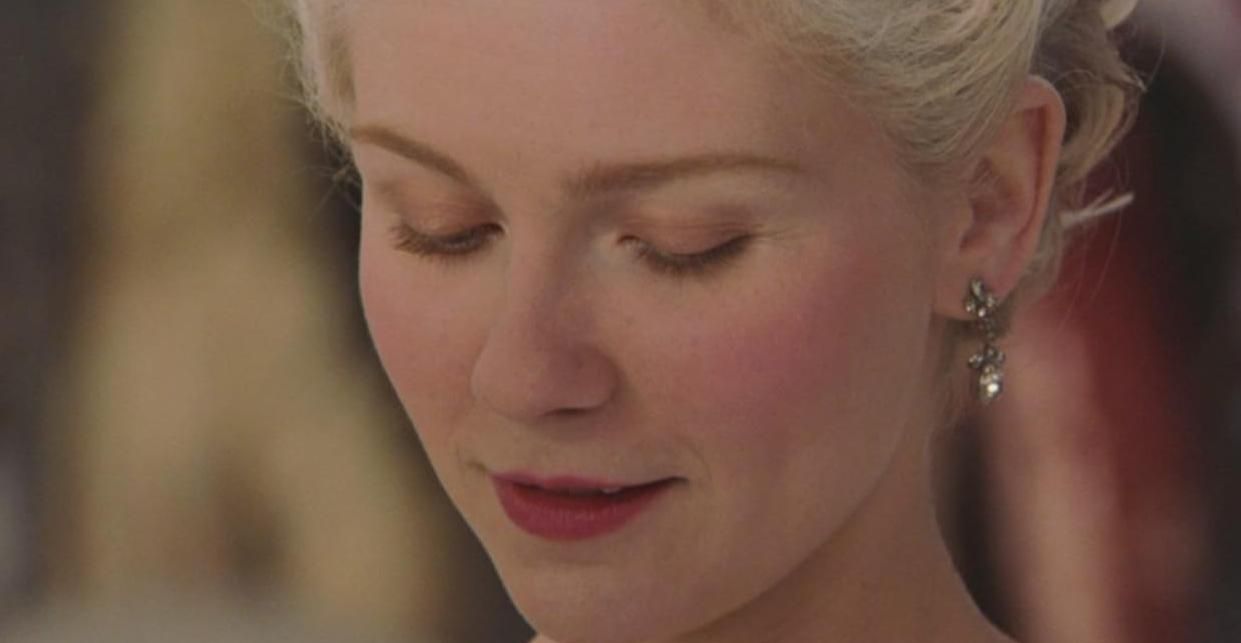 Qué es y cómo hacer el colorete María Antonieta, la tendencia de maquillaje más Bridgerton