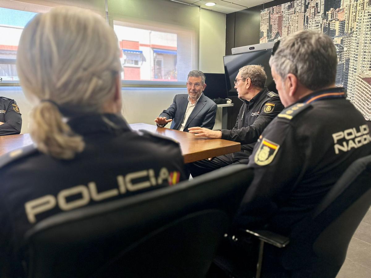 Manuel Pineda junto al comisario jefe provincial, Manuel Lafuente.