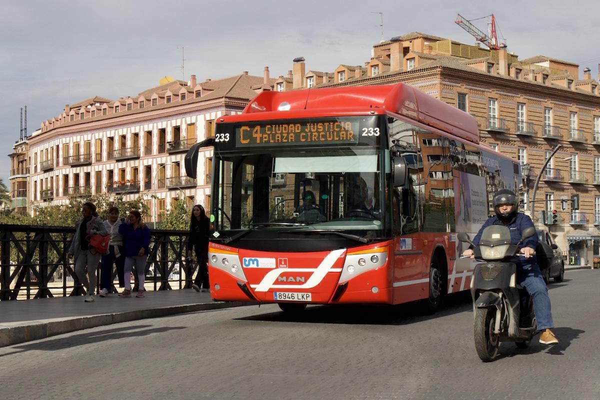 Línea C4 de autobús a su paso por el Puente Viejo de Murcia.