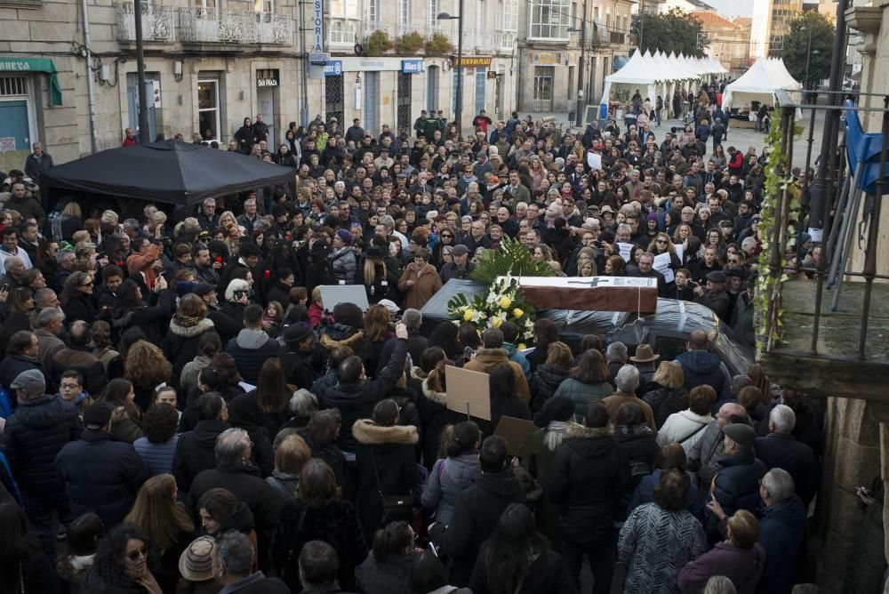 Nueva concentración en el municipio ourensano en protesta por el cierre del paritorio.