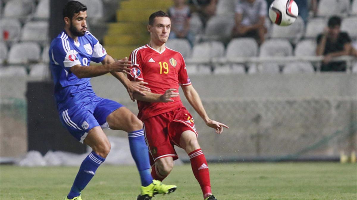 Thomas Vermaelen (derecha) durante un partido de clasificación para la Eurocopa 2016 entre Bélgica y Chipre