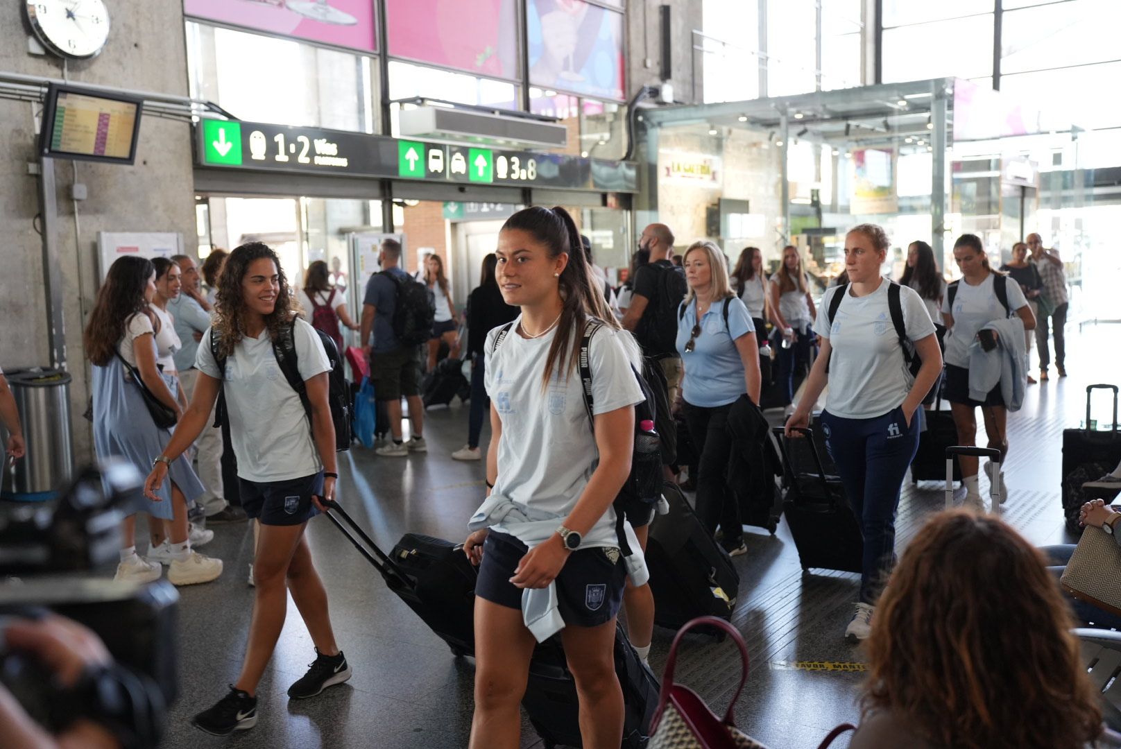 Las imágenes de la llegada a Córdoba de la selección española femina de fútbol