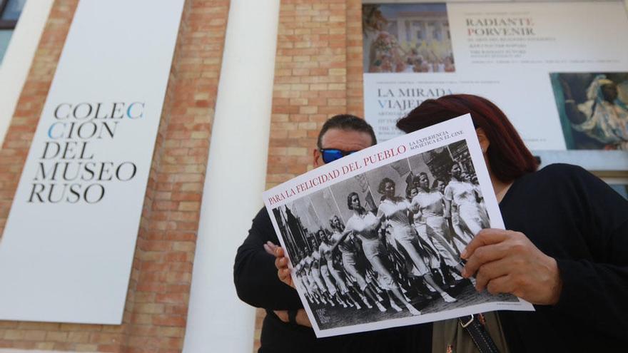 Dos visitantes en el Museo Ruso.