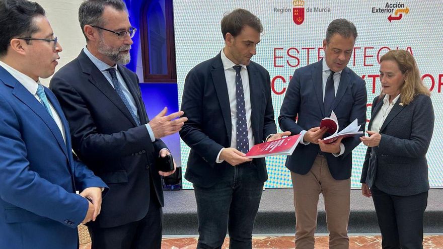 El Gobierno idea un plan para dar un impulso internacional a la Región