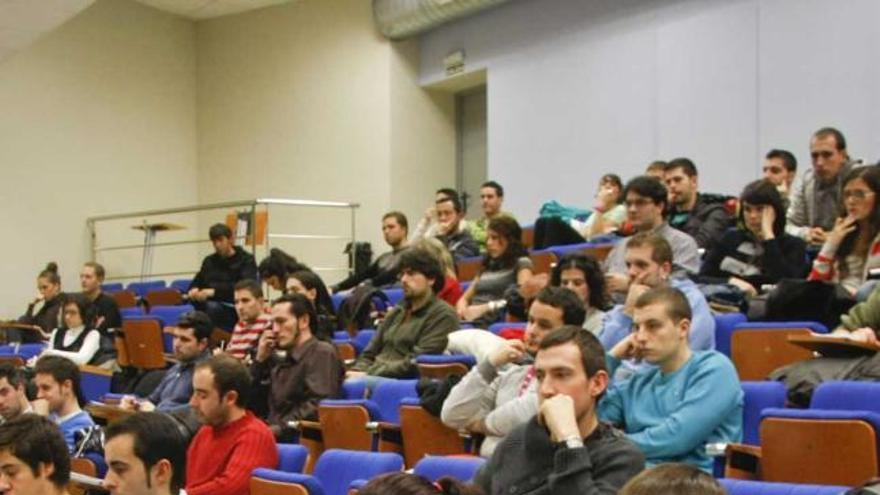 Alumnos en el Aula Magna de la Politécnica.