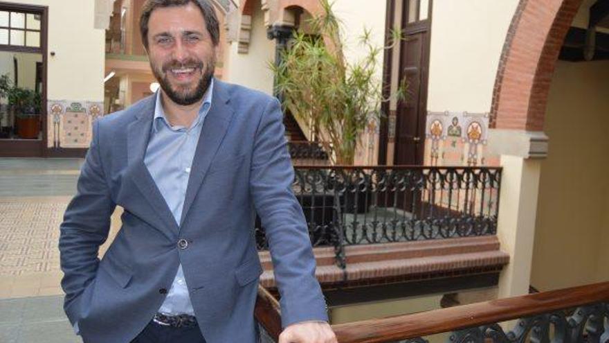 El conseller Antoni Comín somrient a l&#039;interior del departament de Salut, a Barcelona, dijous