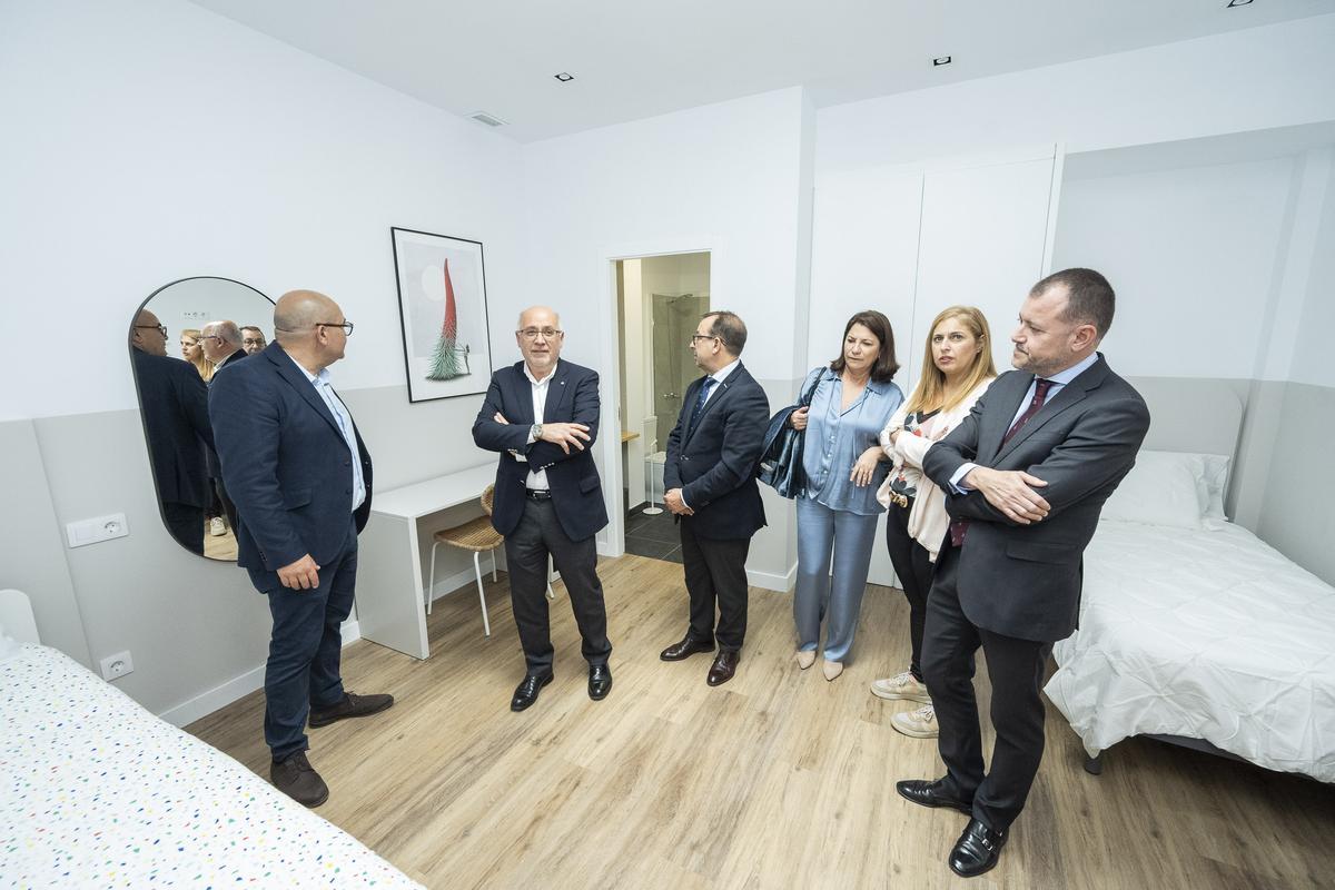 Jerez, Morales y otras autoridades, en una de las habitaciones de la Casa Hogar de Pequeño Valiente.