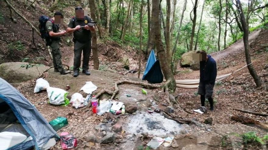 Acampan en una zona restringida de Anaga con una hoguera encendida