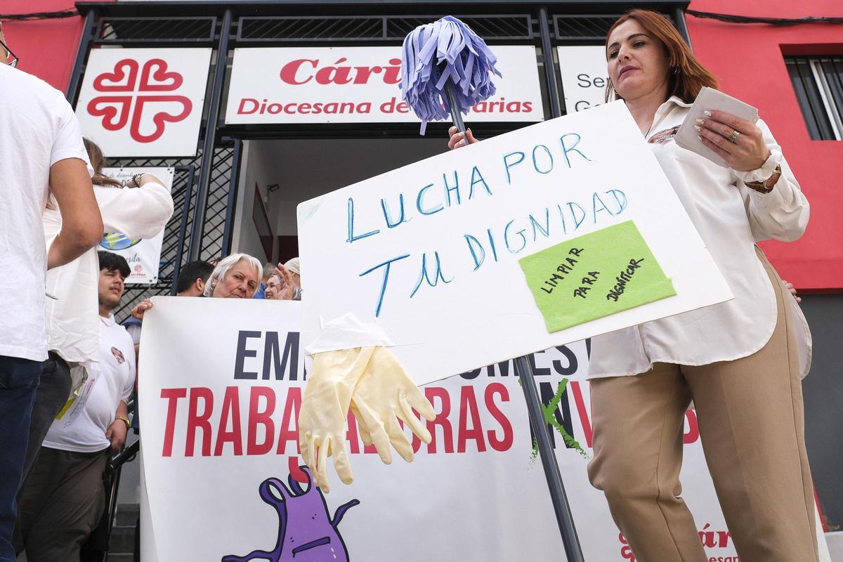 Concentración en la sede de Cáritas de Las Palmas de Gran Canaria en apoyo a las trabajadoras sin hogar.