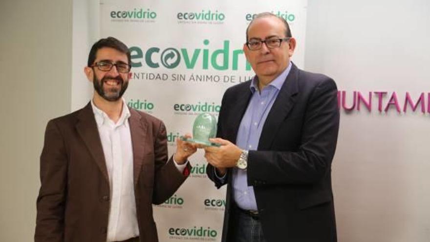 Roberto Fuentes, de Ecovidrio, y el concejal M. Ángel Picornell.