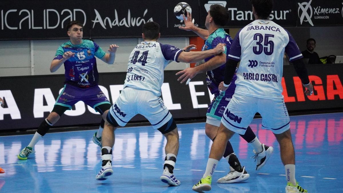 Pablo Simonet da un pase a Lucas Aizen.