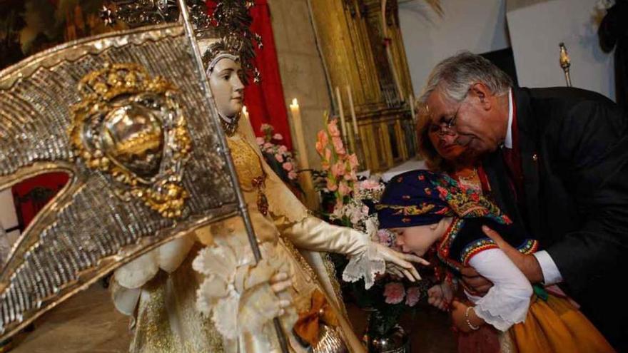 Una niña participa en el besamanos de la Virgen de la Concha.