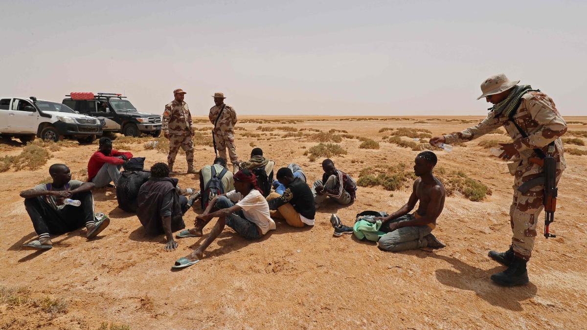 Migrantes africanos abandonados por las autoridades tunecinas en la frontera entre Libia y Túnez