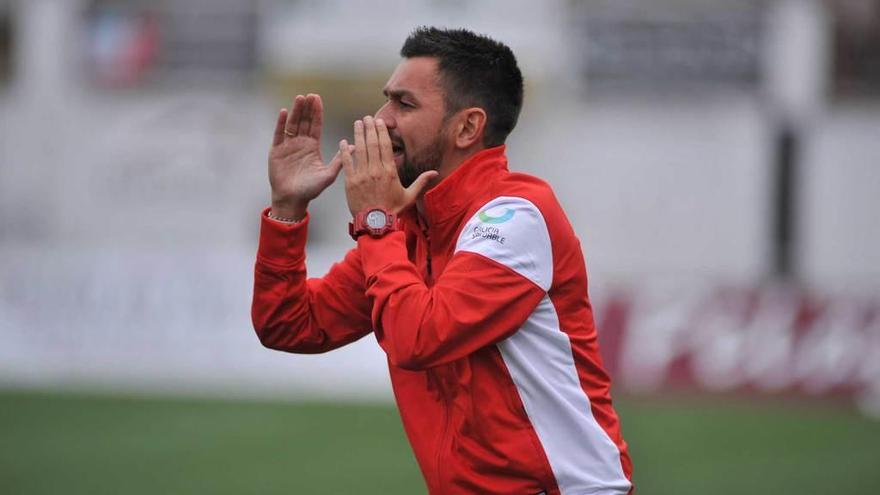 Míchel Alonso imparte instrucciones durante la visita del Racing de Ferrol a Mieres.