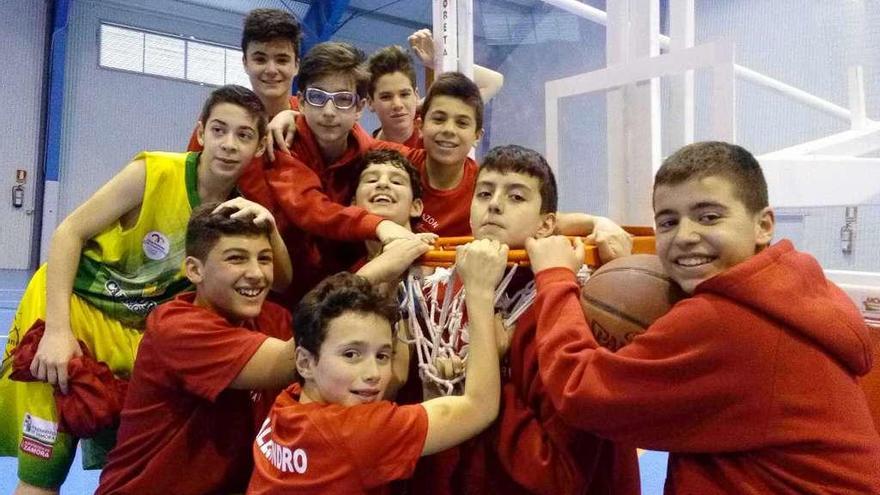 Los jugadores del Zamora 2015 Caja Rural B posan para las cámaras.