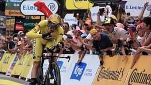 Combloux (France), 18/07/2023.- Danish rider Jonas Vingegaard of team Jumbo-Visma in action during the 16th stage of the Tour de France 2023, a 22.4kms individual time trial (ITT) from Passy to Combloux, France, 18 July 2023. (Ciclismo, Francia) EFE/EPA/CHRISTOPHE PETIT TESSON