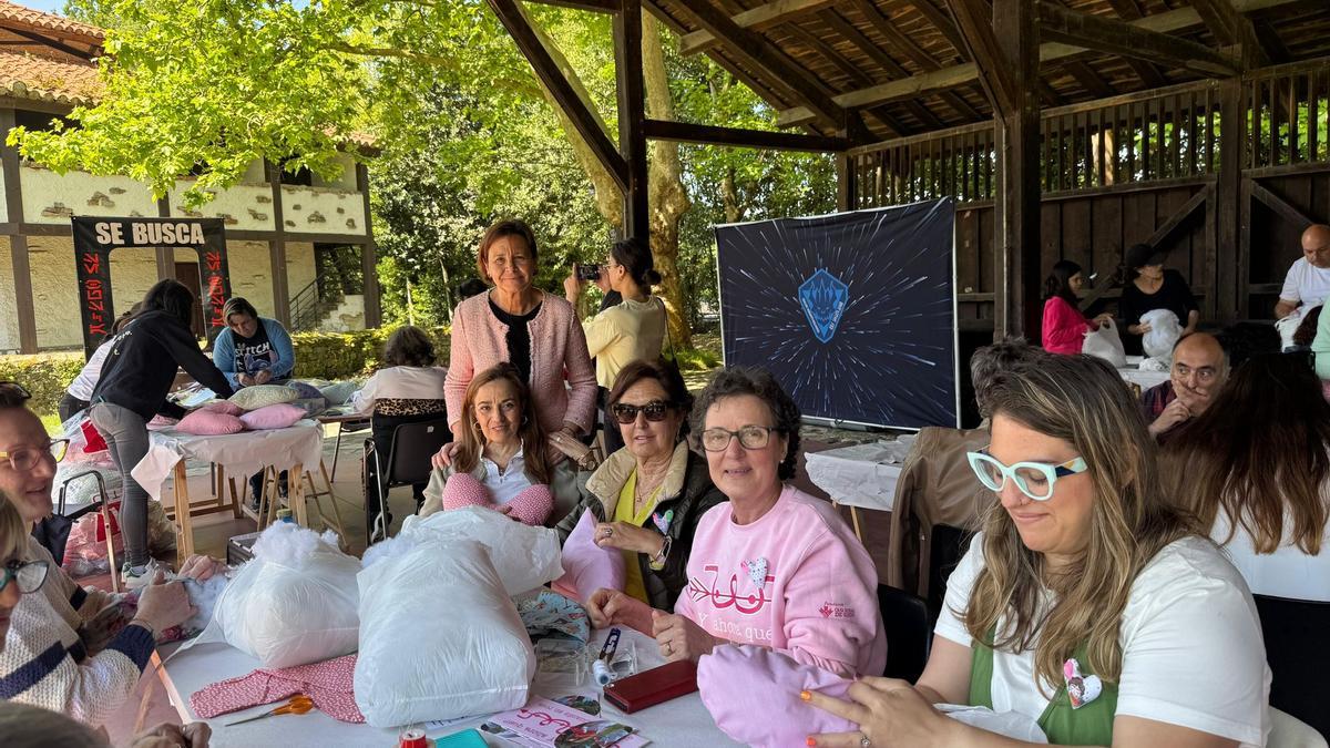 Carmen Moriyón, visitando el taller de corazones solidarios.