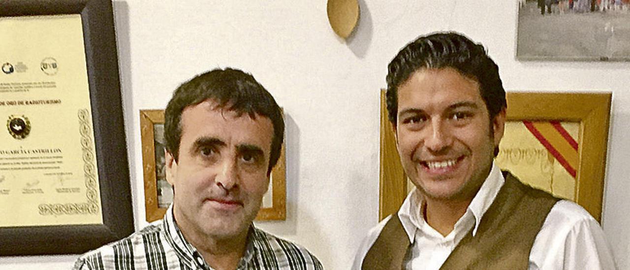 Juan Manuel Garmendia, a la izquierda, con el cortador de jamón Raúl Garrido, esta semana, en Avilés.