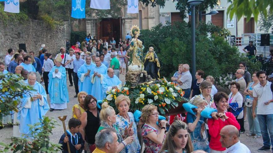 La procesión de la Virgen de los Lirios ante la ermita el 21 de agosto