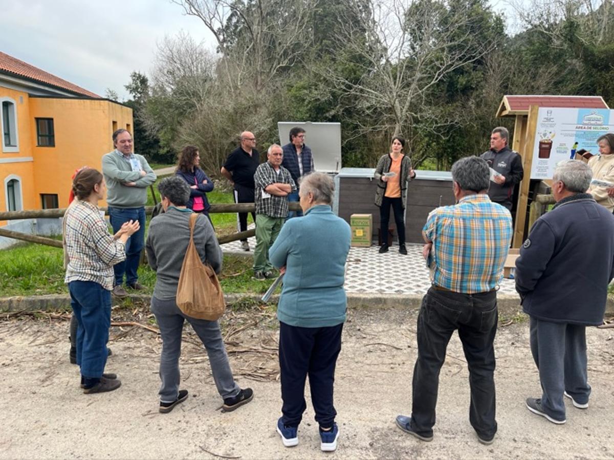 Vecinos, técnicos y autoridades en la puesta en marcha del punto de compostaje en Seloriu