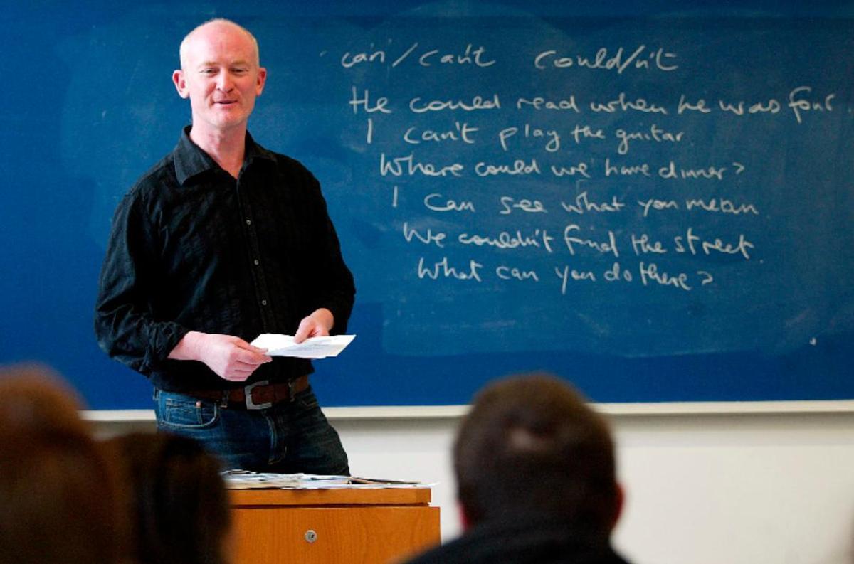 Un profesor imparte una clase de inglés en la UPF, en una imagen de archivo.