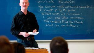 Un profesor imparte una clase de inglés en la UPF, en una imagen de archivo.