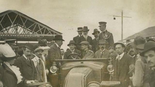 Campo de aviación de Madrid (Xetafe). Vedrines, cun cigarro na boca. Recibimento tras gañar a Paris-Madrid.