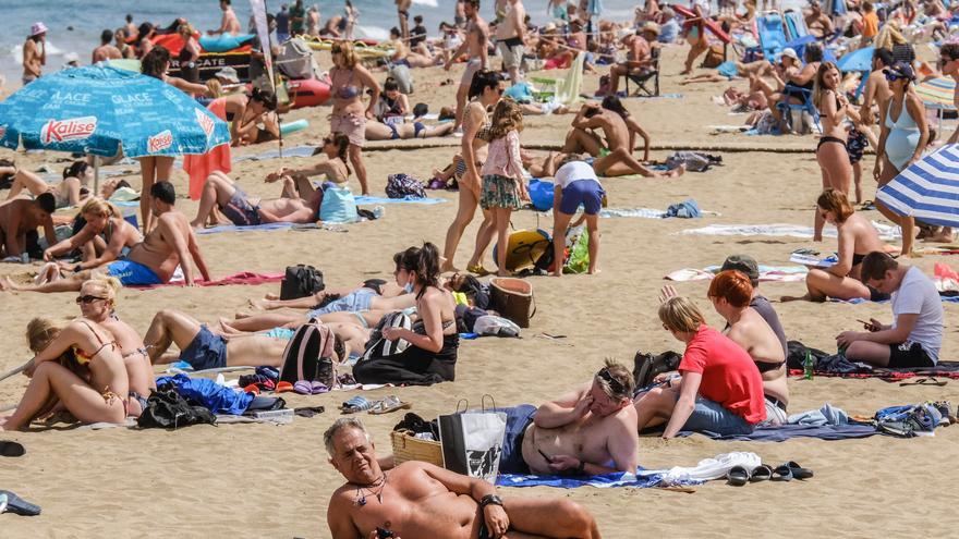 Ambiente el Sábado Santo en Las Canteras (16/04/2022)