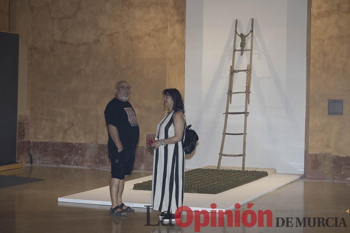 Así es la exposición 'Los Asomados' de Lidó Rico, que llega a Caravaca en su Año Jubilar