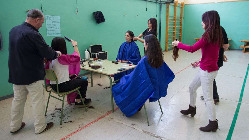 El Instituto Cabo de la Huerta conmemora el Día de la Mujer recaudando cabello y donativos