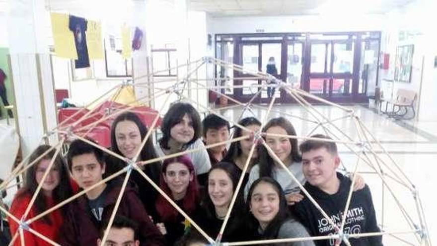 Alumnos de Matemáticas en la cúpula geodésica en el IES. // FdV