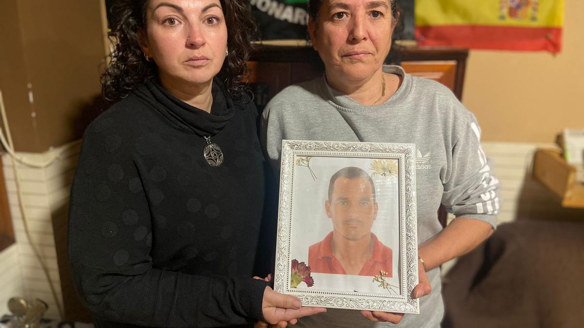 Familiares de Miguel muestran su retrato en su domicilio de Cantabria
