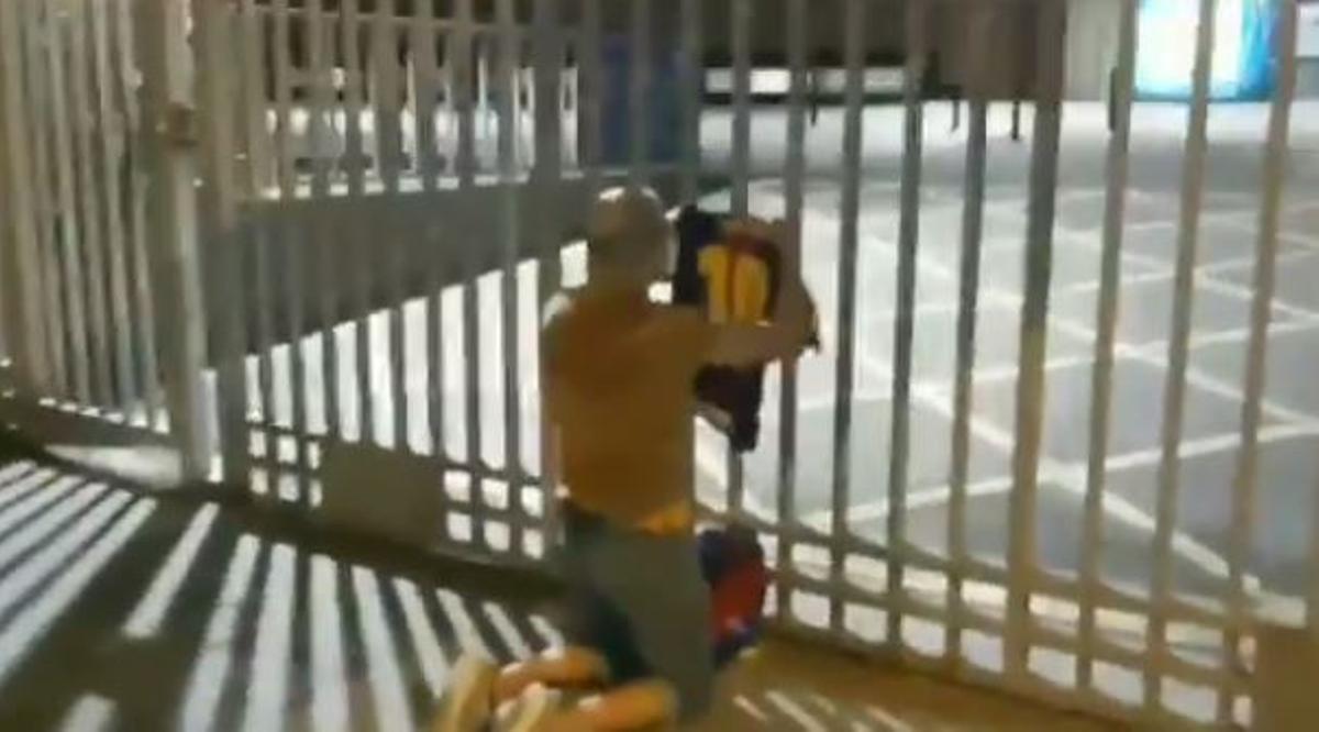 Un aficionat de Messi s'acomiada del jugador a les portes del club