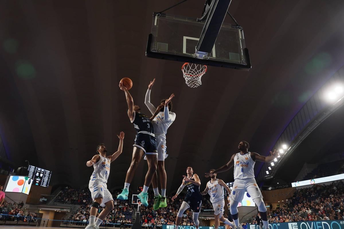 Todas las imágenes de la victoria del Alimerka Oviedo Balontesto ante el Melilla (101-70) en el Palacio de los Deportes