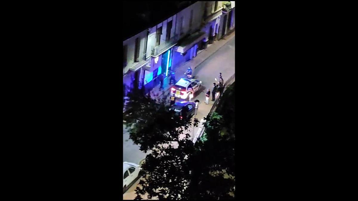 La Policía Local de Canals acudió al local tras recibir un aviso sobre la pelea.