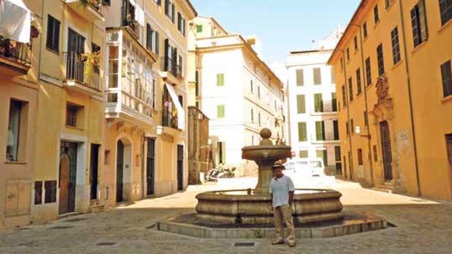Salvador Bonet, en la plaza de Sant Geroni, &quot;una de las siete maravillas del mundo&quot;.