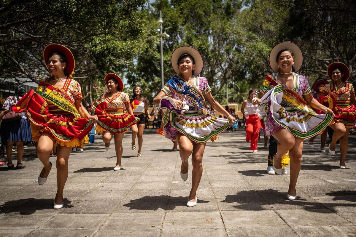 Varias bailarinas durante la procesión en honor a la Virgen de Copacabana