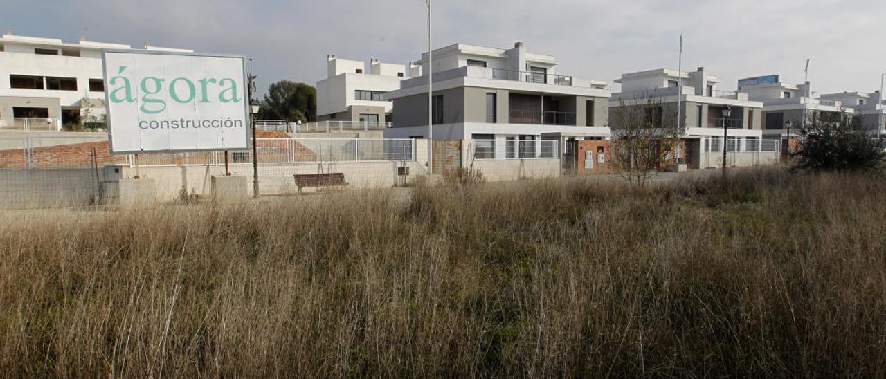 Viviendas sin acabar en una urbanización de Benagéber, en una imagen de archivo.