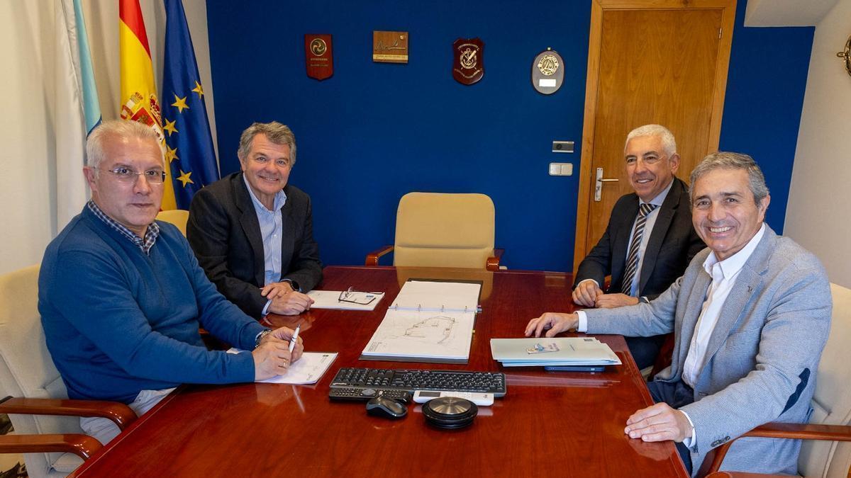 O presidente de Portos, segundo esquerda, con directivos do Náutico de Portosín.