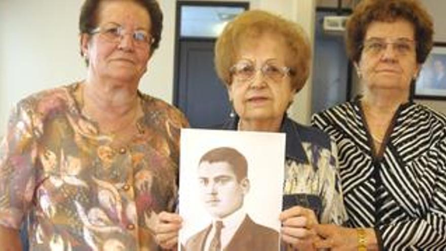 Àngela, Rosa i Carme, les filles d&#039;Agustí Soler i Fosas, mostren una foto del pare de quan tenia uns vint anys