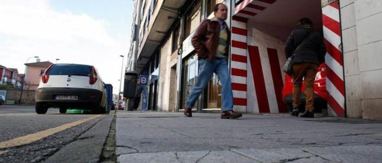 Algunas de las baldosas rotas en la avenida de los Telares, ayer.