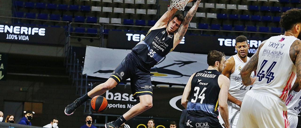 Fran Guerra, pívot grancanario del Iberostar Tenerife, se cuelga del aro en el partido de su equipo contra el Real Madrid. | | ACB MEDIA