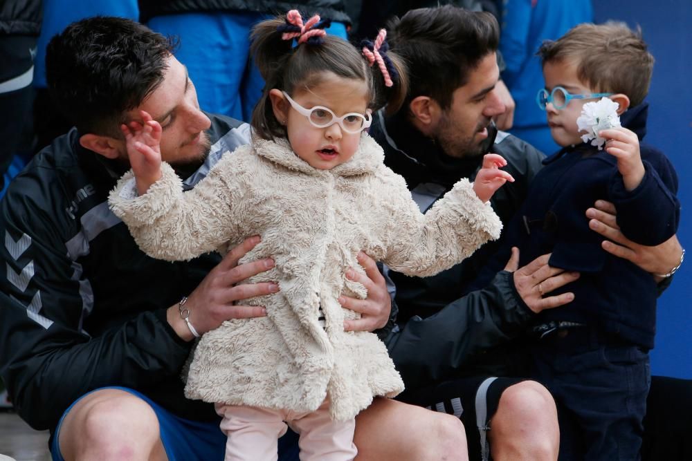 Visita de representantes de la fundación "Mia o que hago" en el Requexón y la plantilla del Real Oviedo