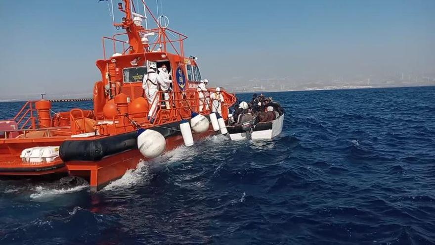 Salvamento Marítimo rescata a 26 migrantes en aguas canarias (25/03/21)