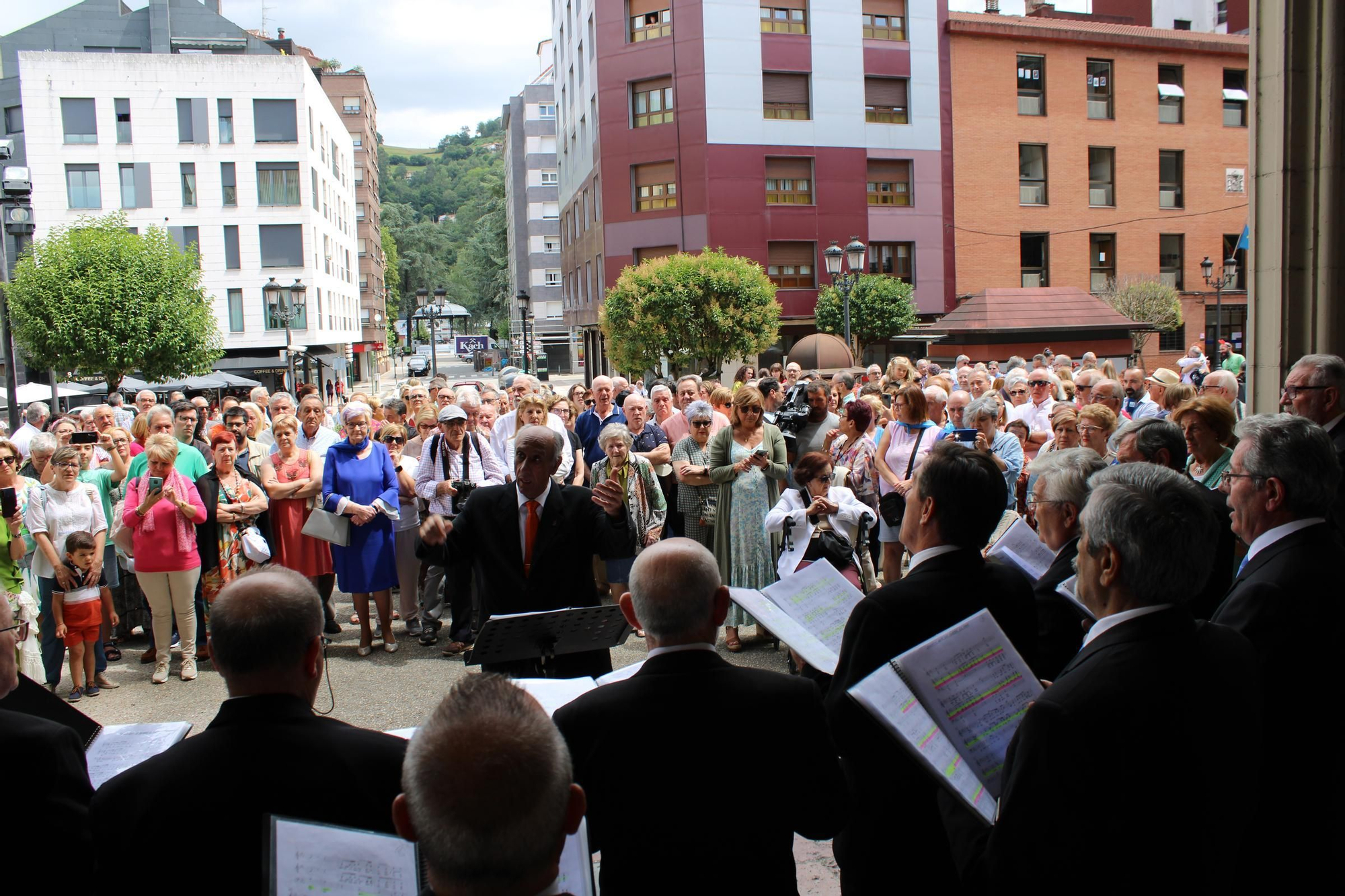 Así es el último día de las fiestas en Sama: del concierto del Coro "Santiaguín" a la jira por los bares, pasando por la música constante