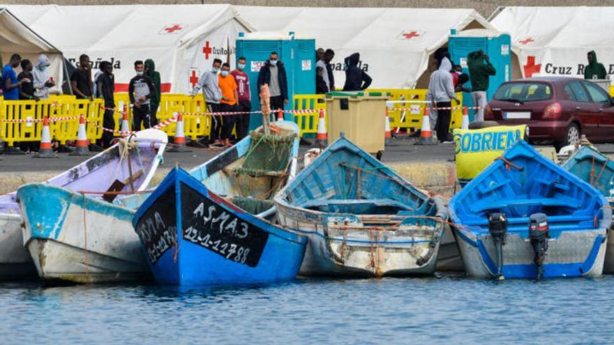 Cayucos y pateras en el muelle de Arguineguín.